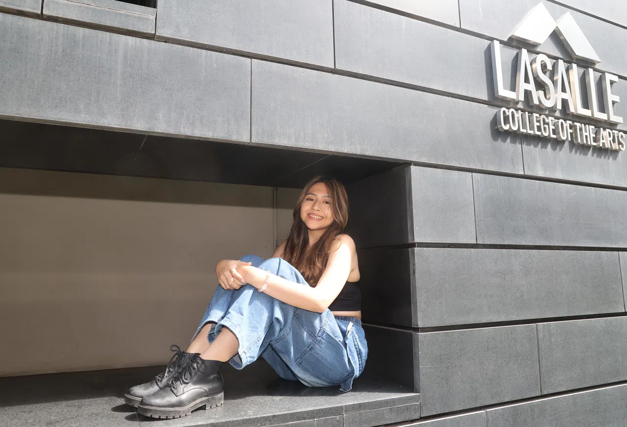 理工学院毕业生柯静恩乐见新加坡艺术大学的成立。她决定把握学习机会，修读拉萨尔艺术学院开办的社会未来设计课程，希望发挥设计专长，为社会需求构思有效的产品和解决方案。（邬福梁摄）