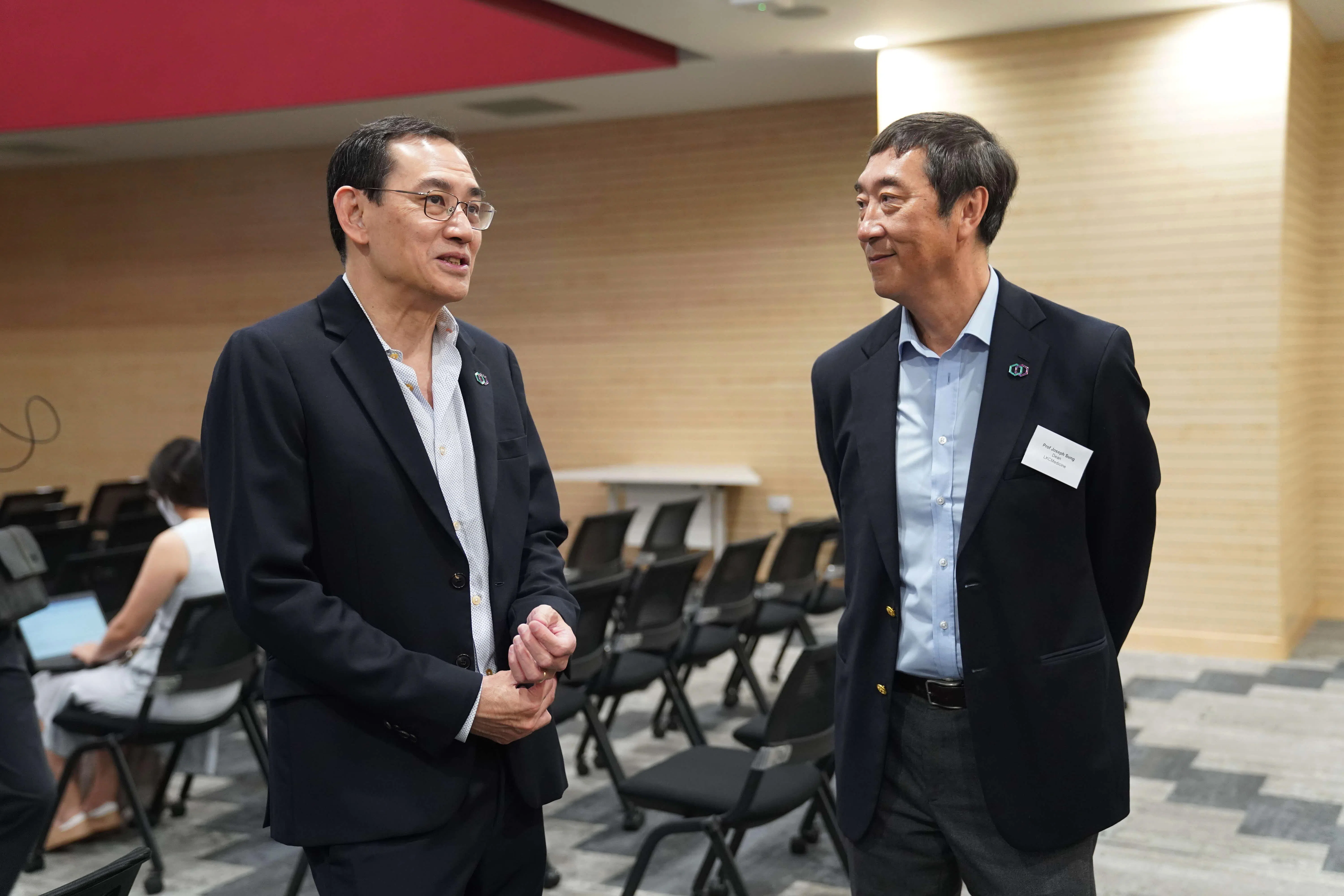 国立健保集团的集团医疗委员会主席 （医学研究）薛寒友教授（左）指出，医院和医学院合作时，医院在病患治疗效果、采用和适应新技术，以及培养人才方面都有更好表现。南洋理工大学李光前医学院院长沈祖尧教授也强调，在人工智能时代，医疗工作者须要理解、接受、运用科技，因此培训尤为重要。（国立健保集团提供）