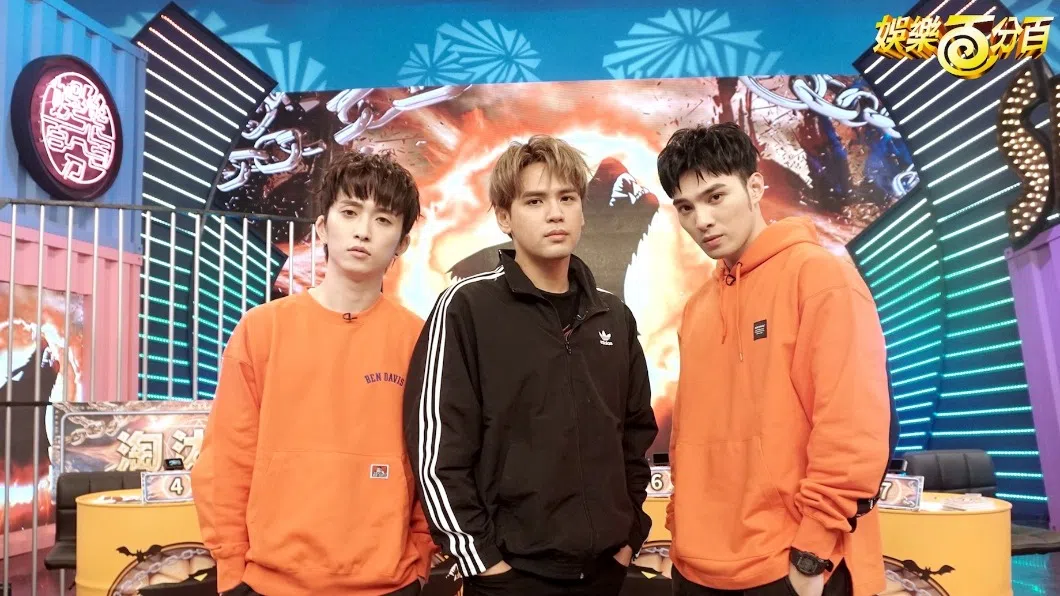 邱锋泽（左起）与他的“五坚情”成员陈零九和黄伟晋曾一起主持《娱乐百分百》。（互联网）