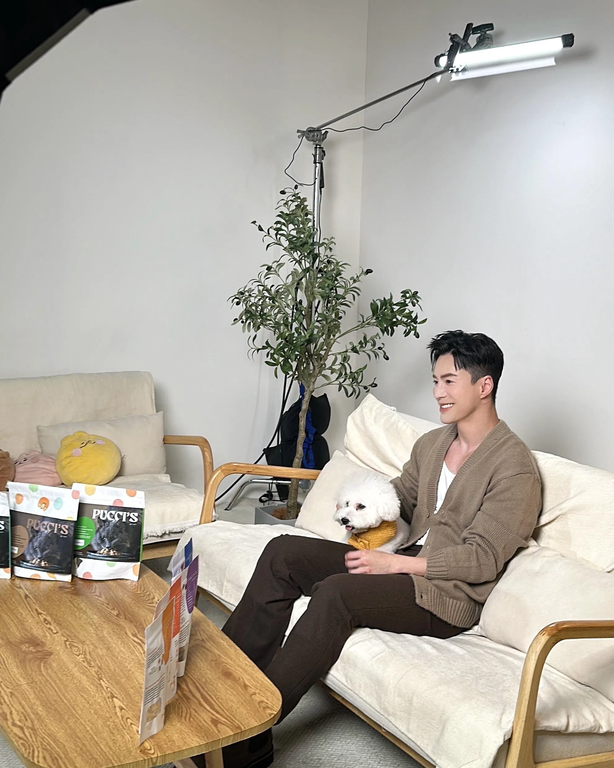 王冠逸过去在马来西亚曾养过七只狗，这次拍广告和小狗互动毫无困难。（Red Dot Entertainment提供）