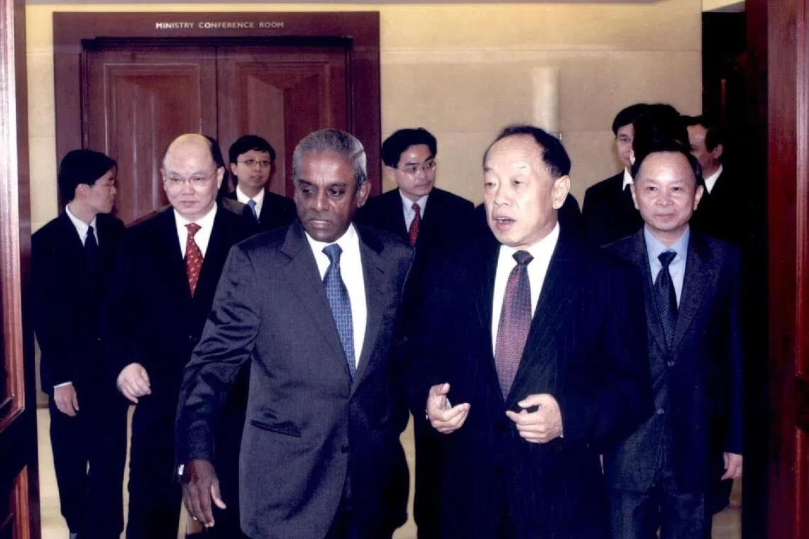 Then Chinese Foreign Minister Li Zhaoxing (second from right) visits the Ministry of Foreign Affairs on 25 July 2003, received by then Minister for Foreign Affairs and Law Professor S Jayakumar and Permanent Secretary Tan (second from left).（Courtesy of interviewee）