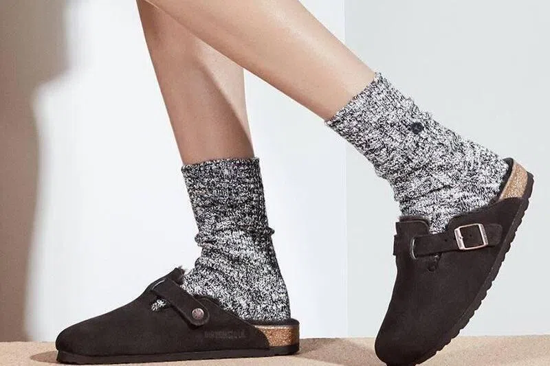 灰白混色针织袜搭配深棕色皮革勃肯半拖鞋， 慵懒中带点复古，让整体造型看起来温暖。