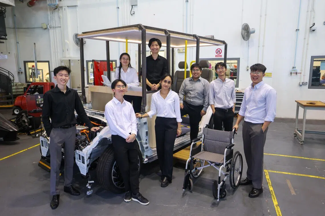 现代汽车集团新加坡创新中心为新加坡科技设计大学捐赠了一辆现代IONIQ 5，供学生项目研发使用。八名大四学生通过拆解和重构，计划设计一款为行动不便者提供出行服务的自动驾驶汽车。前排左起：曾伟安、许书恺、艾玛、吴乾哲、陈乐展、罗尤嶺；后排左起：林奎夏、王恺欣。（白艳琳摄）