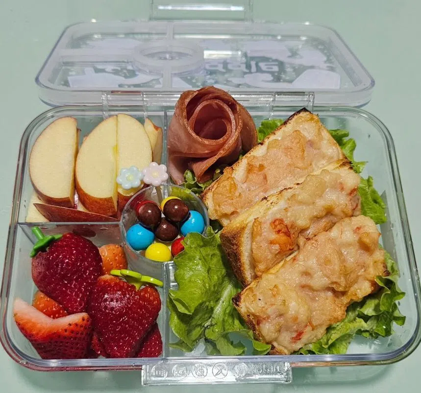 彭雪梅说，时间和决定要煮什么，是做便当最大的挑战。准备餐点后，还得自己准备上班、开车送孩子到学校。（受访者提供）