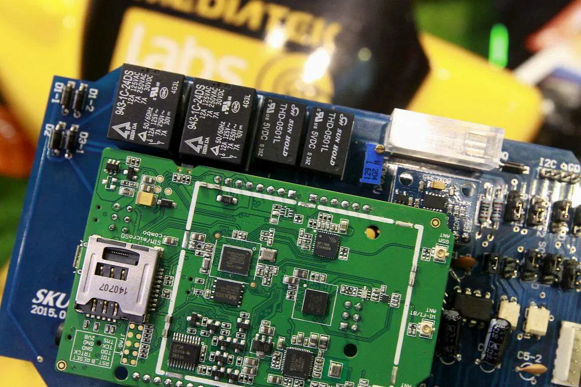 晶片是制裁扩大的另一个主要目标。照片为联发科技公司展示的晶片。（路透社）