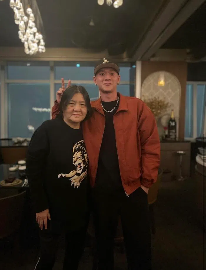 邱瓈宽（左）与邱煌祎除夕合照。（互联网）