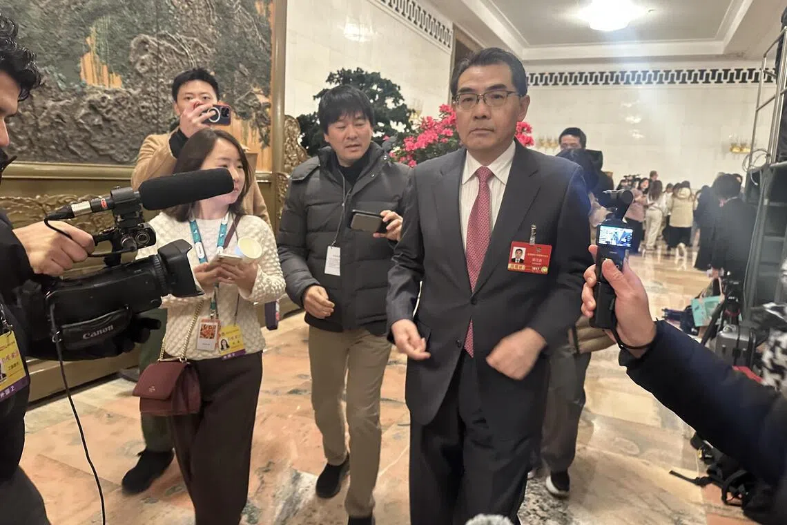 中国驻日大使吴江浩在政协会议开幕前，被一众媒体追问中日关系。（杨丹旭摄）