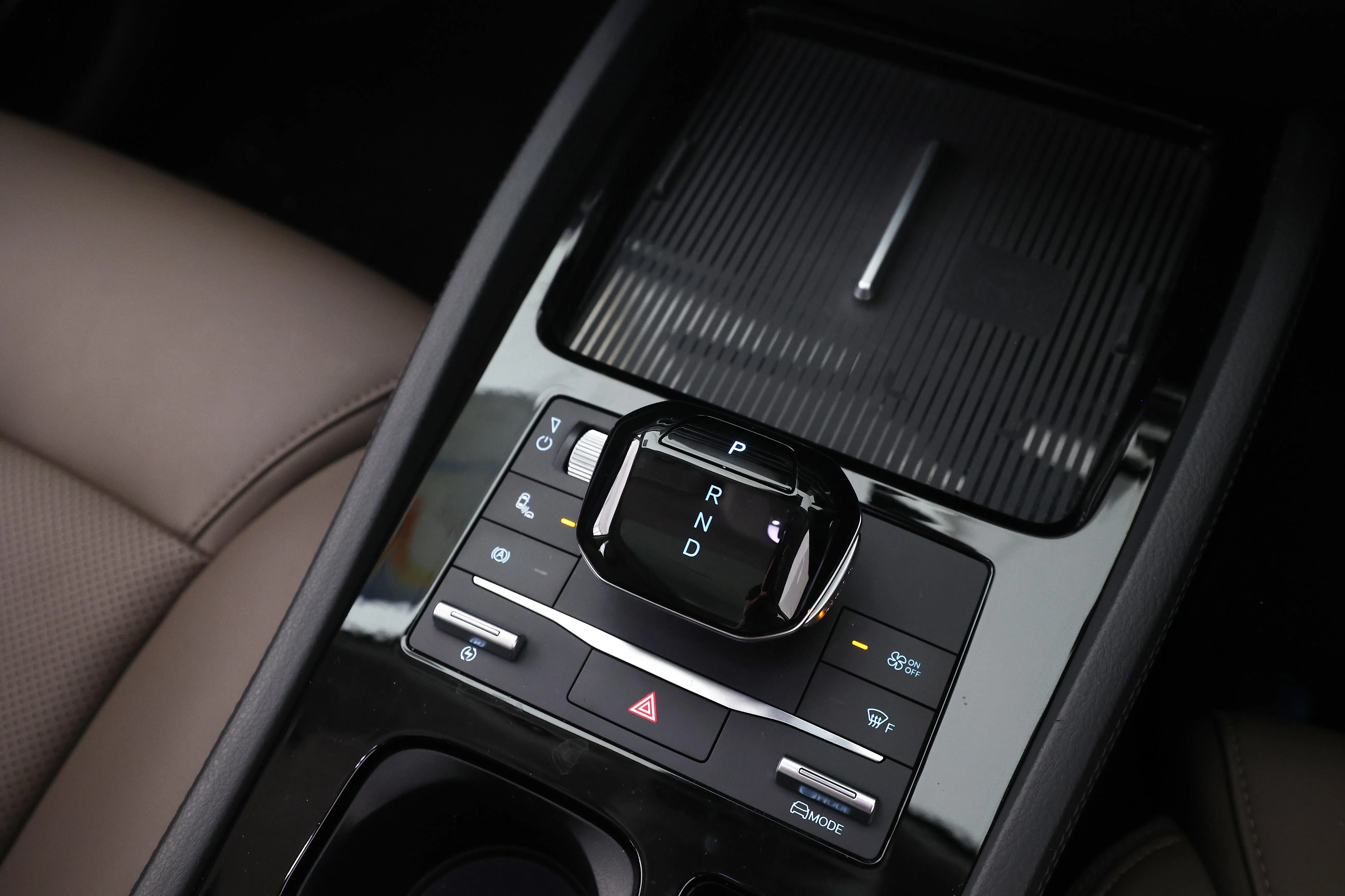 虽是电动车，M6依然保留不少实体按键，操作直观便利。（蔡家增摄）