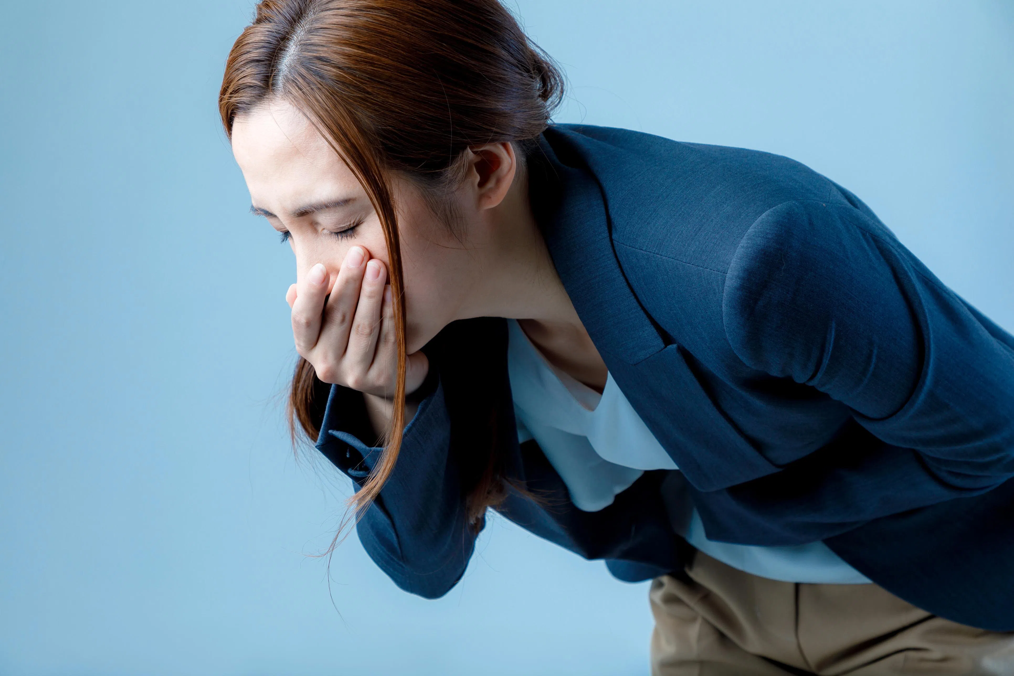 如果无缘由地飙汗、双肩疼痛、颚部疼痛、感觉恶心、呕吐、呼吸急促，极可能是心脏病发作，应立即求医，特别是女性。（iStock图片）