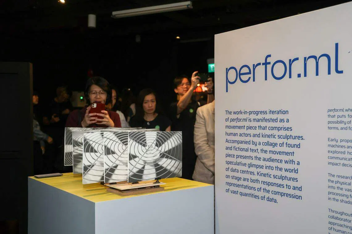 “perfor.ml”尝试以机器学习来开发新的表演方法，探索机器在现场表演环境中与人类表演者平等的概念，期许机器表演者能够自主选择，像人类一样做出反应。（卓祾祎摄）