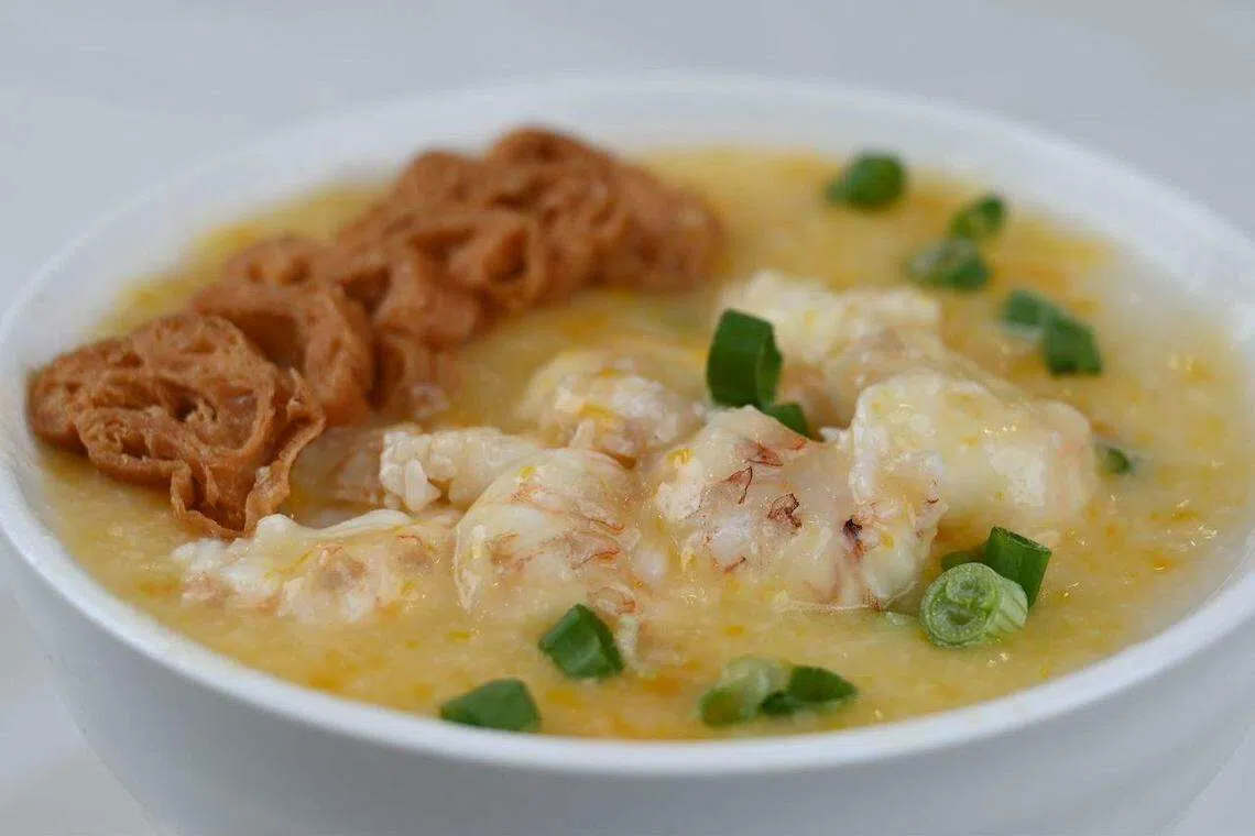 金汤鲜龙虾粥搭配龙虾肉与炸油条享用，粥底浓稠适中，口感香滑。（餐馆提供）
