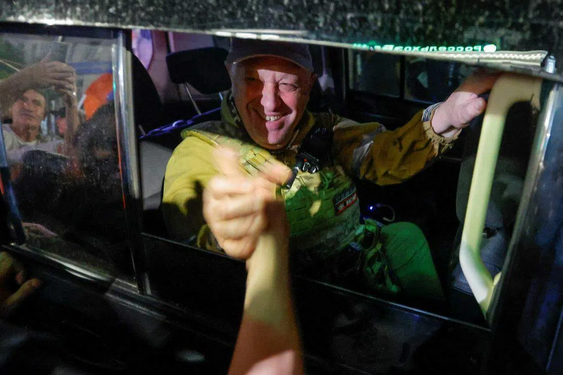 瓦格纳首脑普里戈任6月24日率部队撤离顿河畔罗斯托夫。撤离过程中，普里戈任和民众纷纷握手，气氛欢悦。（路透社）