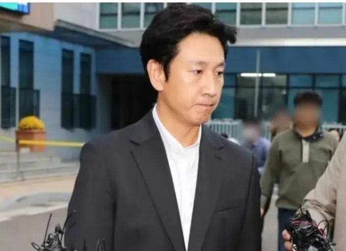 影帝李善均因涉毒外遇，人设大翻车，结果被媒体选入榜内。（互联网）