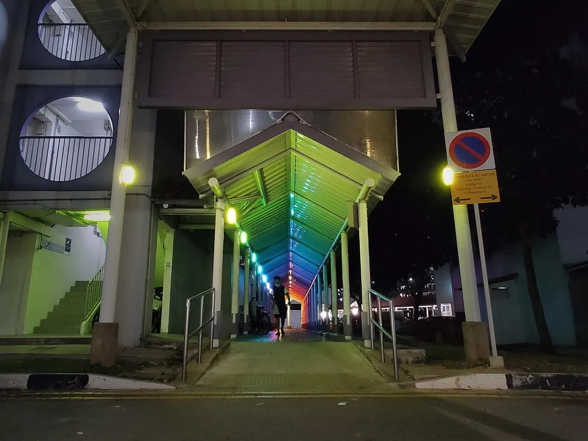 李伟烈最早的作品之一是在他的组屋楼下有盖走廊装置彩虹灯。（Very Small Exhibition提供）