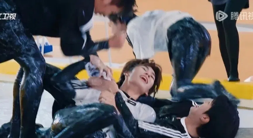 张真源（中）参与撕名牌环节时，场面往往十分激烈。（视频截图）