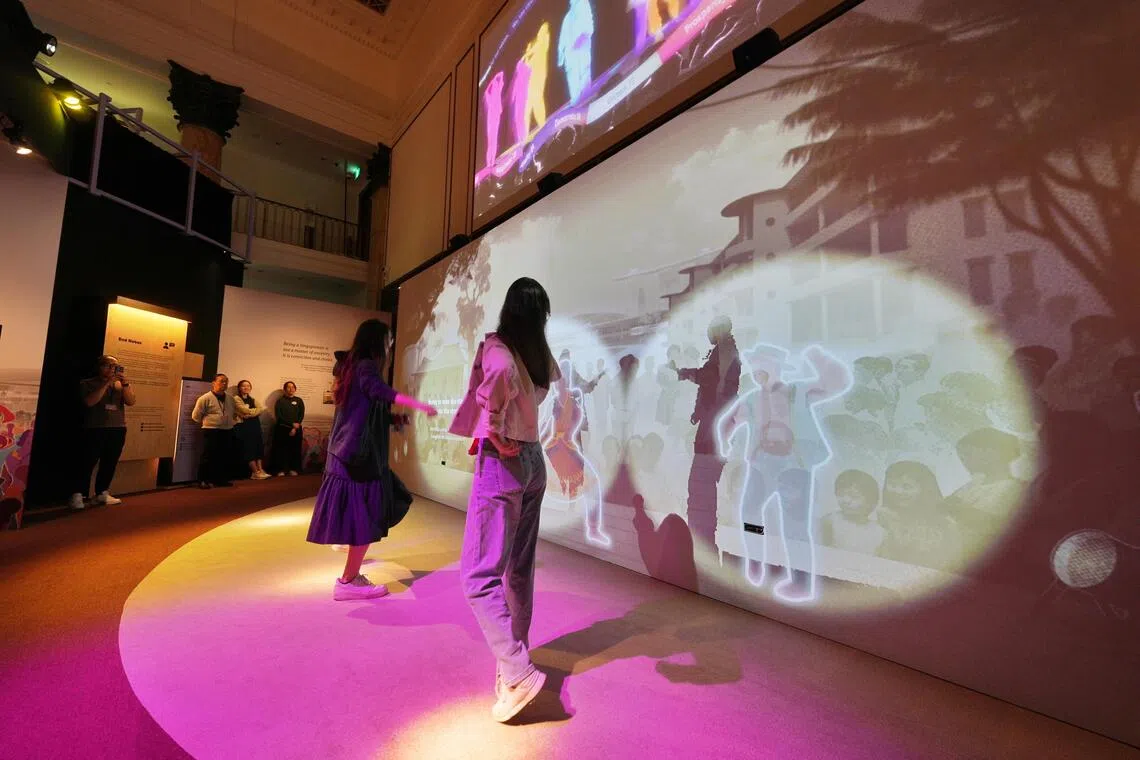 为了让展览增添趣味性，现场设立了多个互动项目，其中一个是让访客随着不同种族的舞蹈起舞，感受多元文化的魅力。（谢智扬摄）