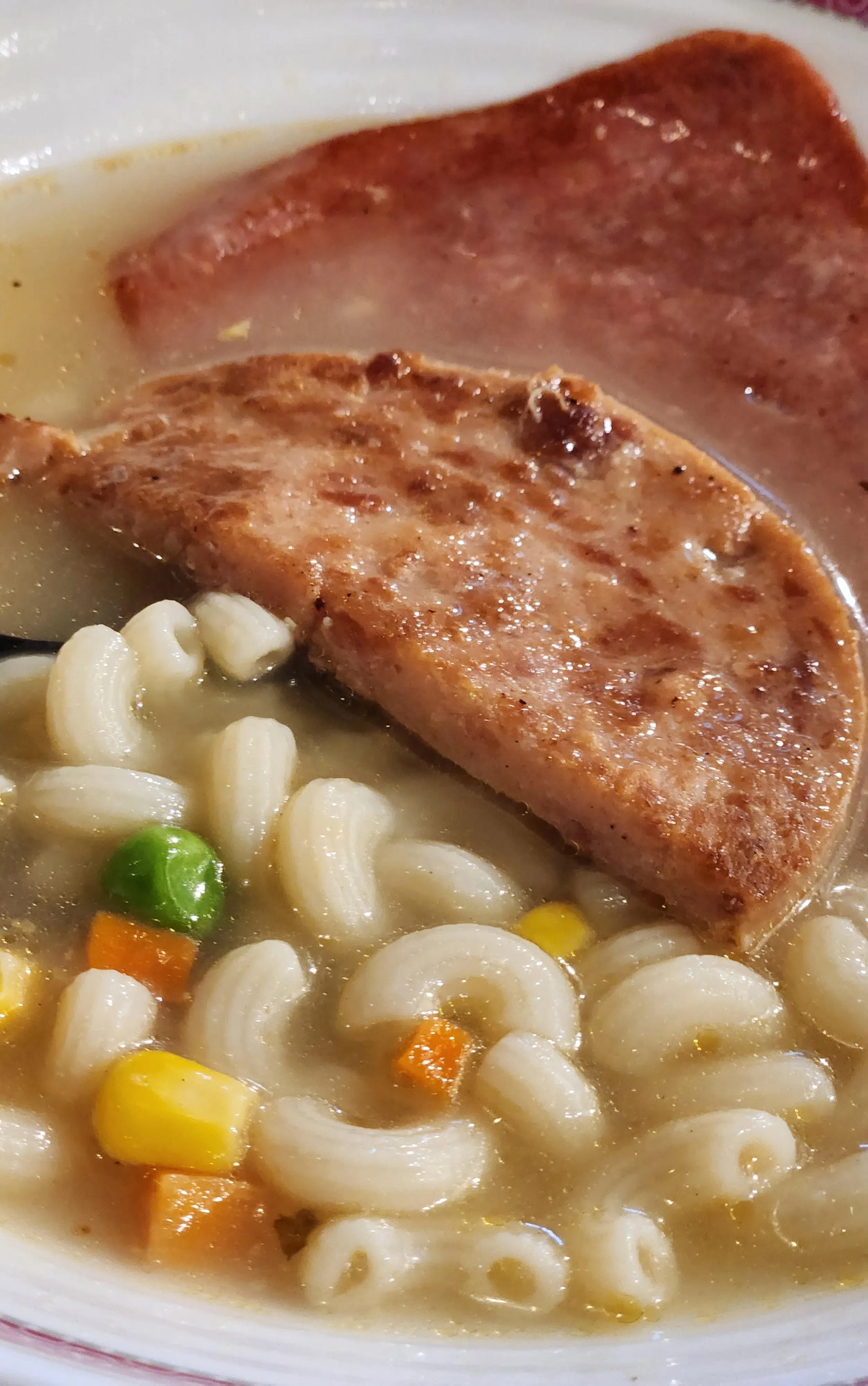 朋友小厨的火腿通粉的汤底味道不错。（陈爱薇摄）