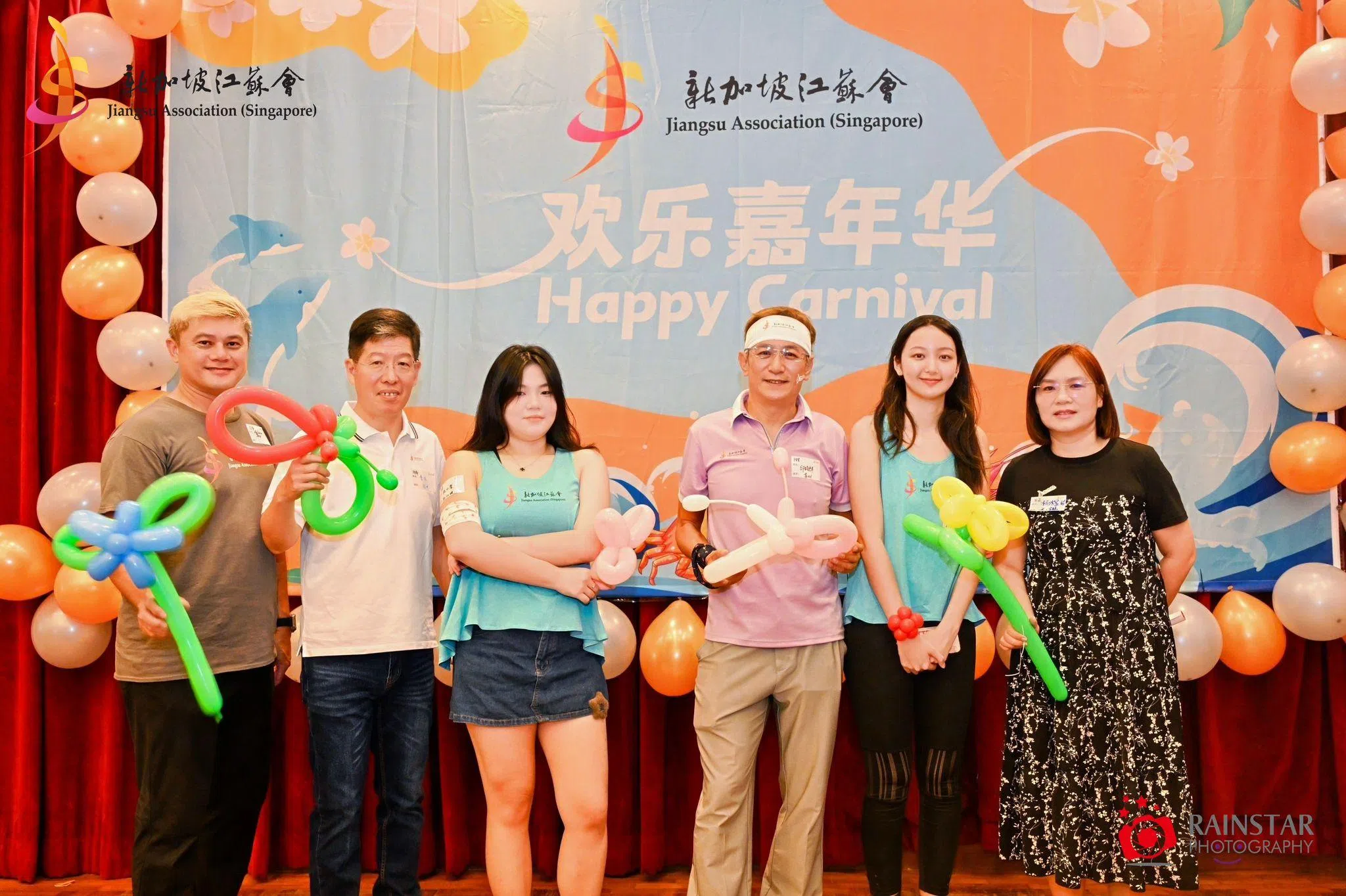 去年12月7日下午，新加坡江苏会在新加坡宗乡总会礼堂举办会员大会暨嘉年华活动。平日讲英语为主的第二代会员印怡晨（右二）和程以萱（左三），在参与筹备嘉年华时自在地策划华语游戏，准备华语资料，融入社团大家庭。（新加坡江苏会提供）