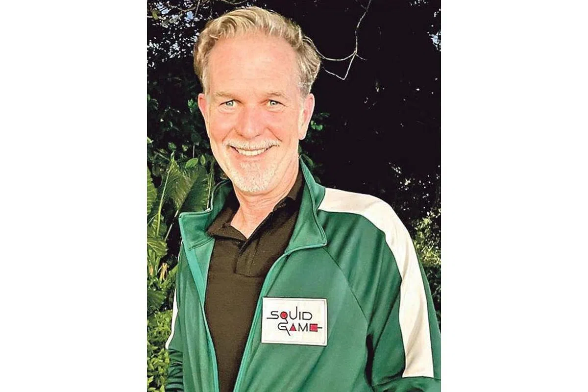 Netflix创办人黑斯廷斯日前穿上《鱿鱼游戏》戏服拍照。（互联网） 