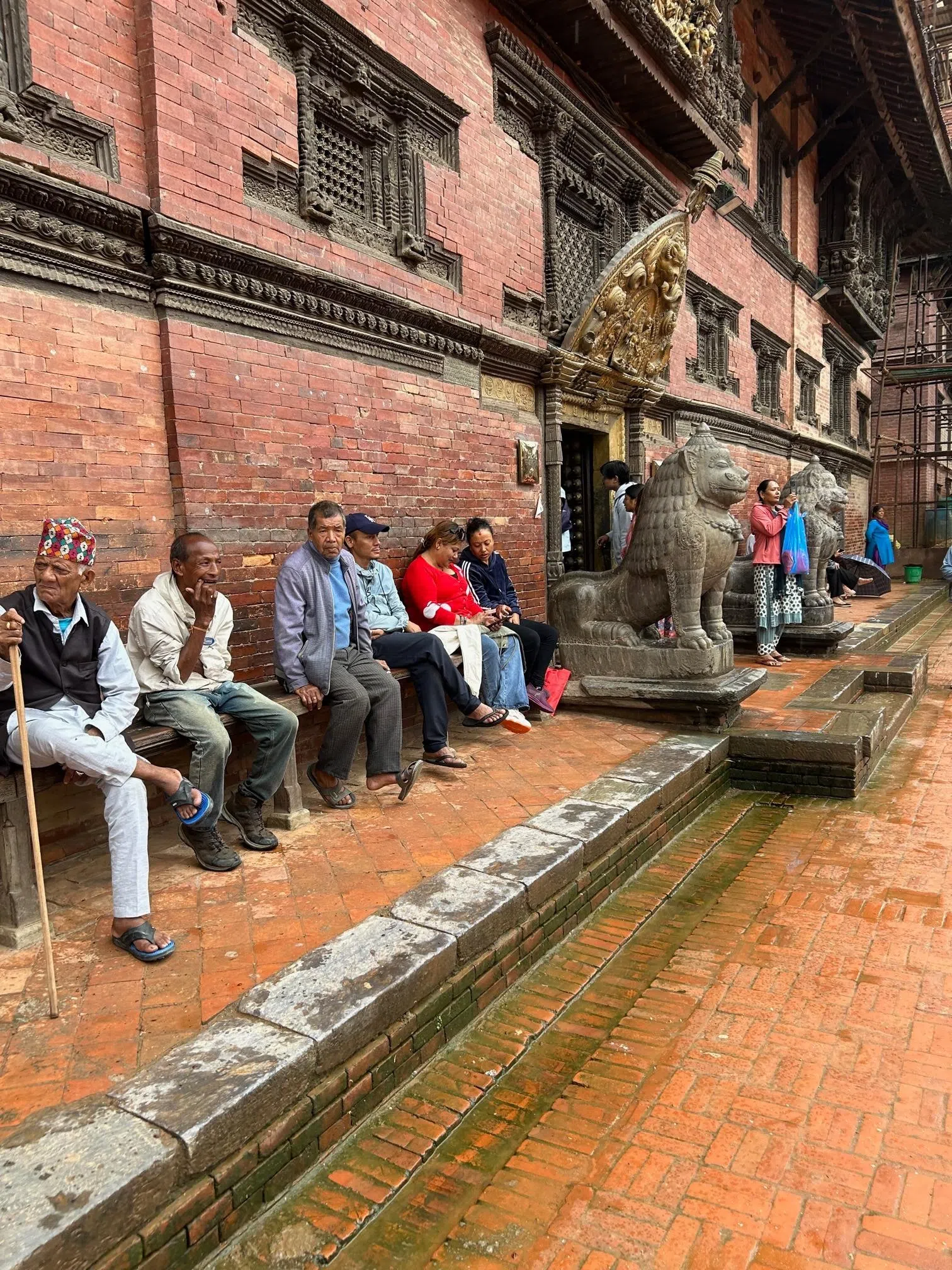 尼泊尔人喜欢坐在檐下木头或石头台基上发呆或闲聊。（何华摄）
