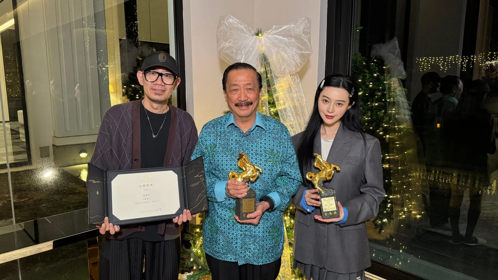 张吉安（左）透露，丹斯里陈志远得知范冰冰抵达马国，便邀请大家到他府上聚餐庆功。（取自张吉安脸书）