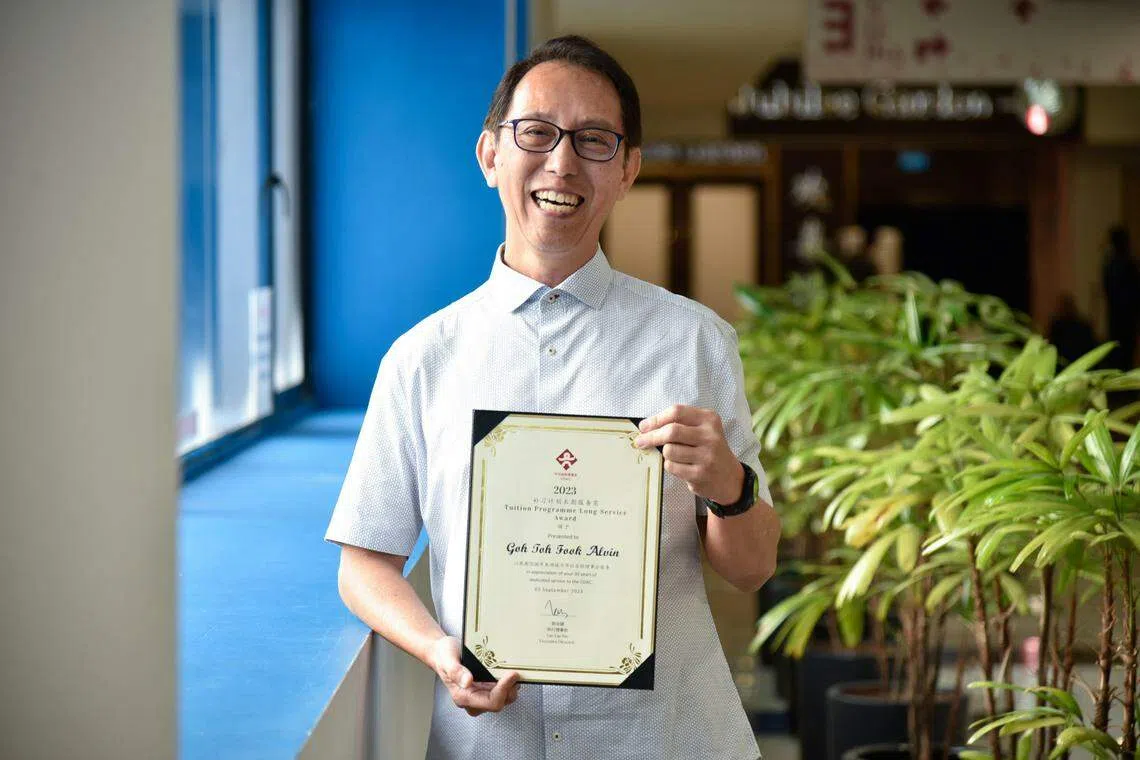 63岁的吴多福在华社自助理事会的补习计划中担任了30年的补习教师，致力帮助来自低收入家庭的孩子。（特约伍书永摄）