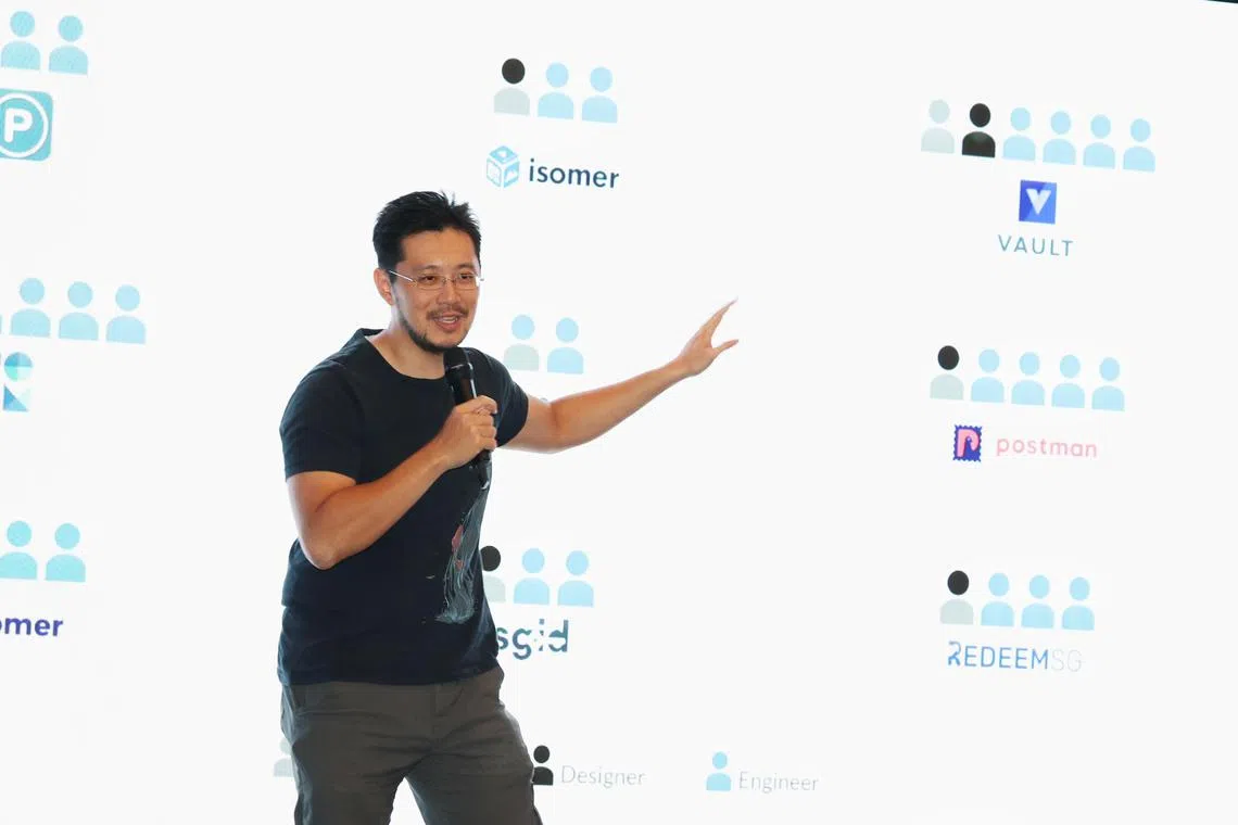 政府开源科技部主管李鸿毅在数码公益联盟年会上，介绍我国自行研发的多款公共数码产品。（何家俊摄）