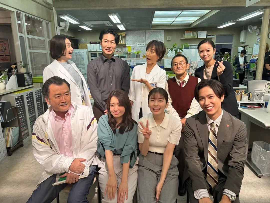 身份不明人士咨询室与其他部门同事协力破案。（取自电视剧官方IG）