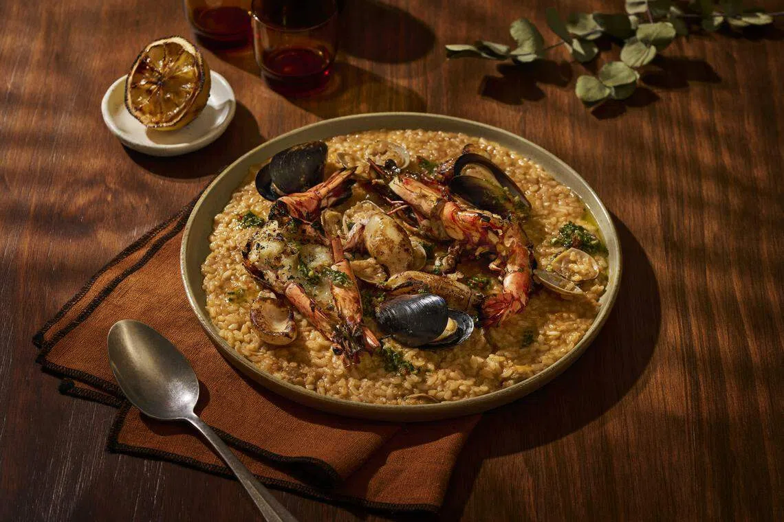 鲜味饭“Umami Rice”，酷似西班牙海鲜炖饭的变奏版。（餐馆提供）