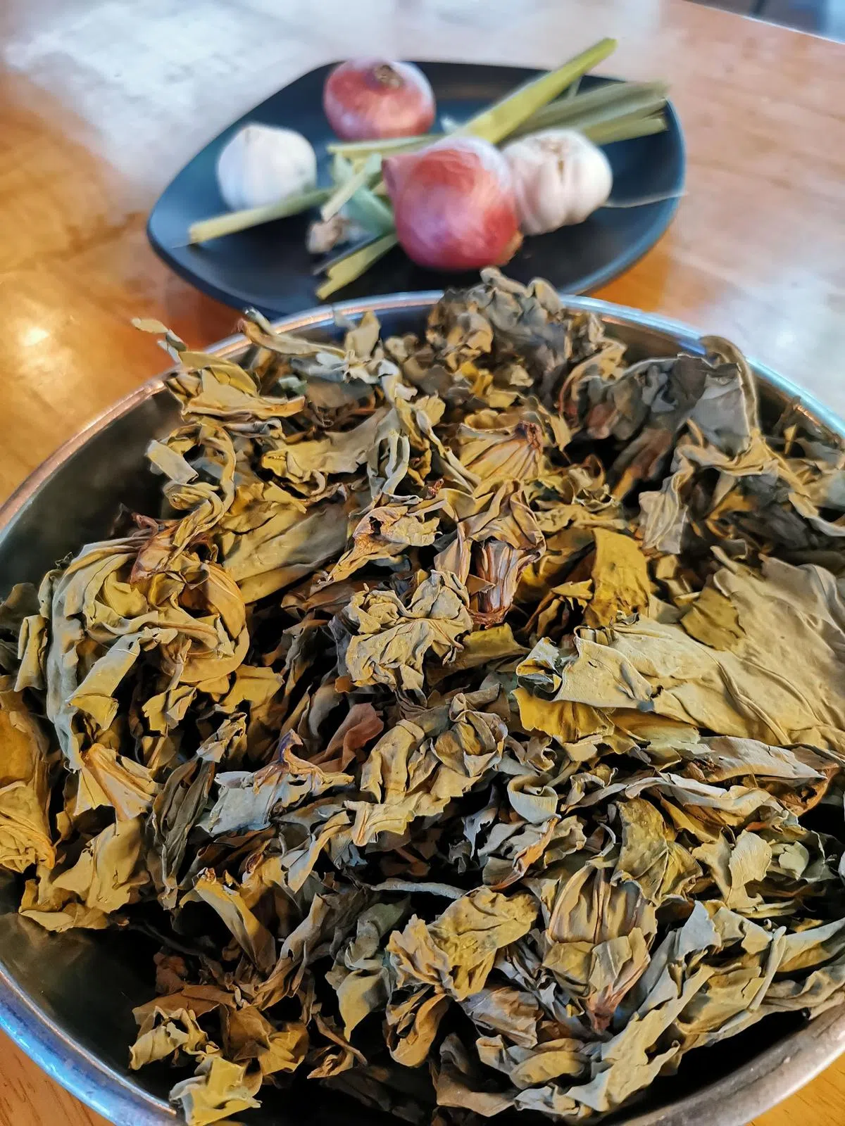 看起来平平无奇的干芋头叶，宿务人用椰浆它煮成美味配菜。 