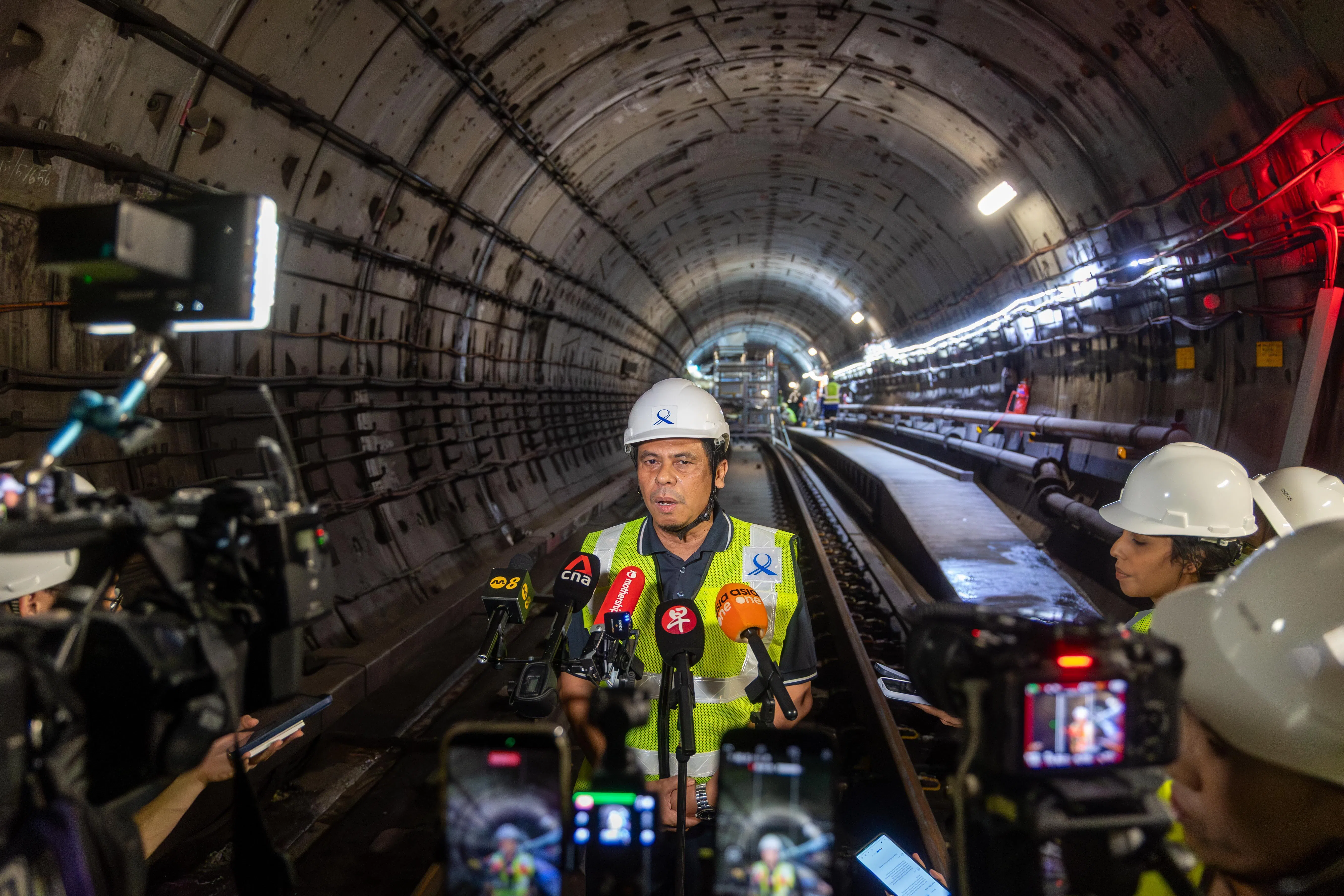 陆交局基础设施提升署长赛义夫星期一（2月9日）向媒体说明环线隧道加固工程的进度，并感谢乘客给予的耐心和谅解。（吴先邦摄）
