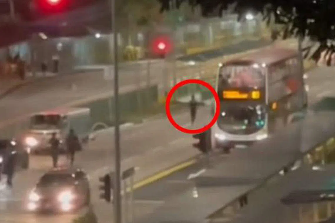 16岁少年在马路中央与数名警员对峙，并在一辆白色警车抵达后拔腿就跑，也不顾左右两旁直驶的车辆。（tiktok视频截图）