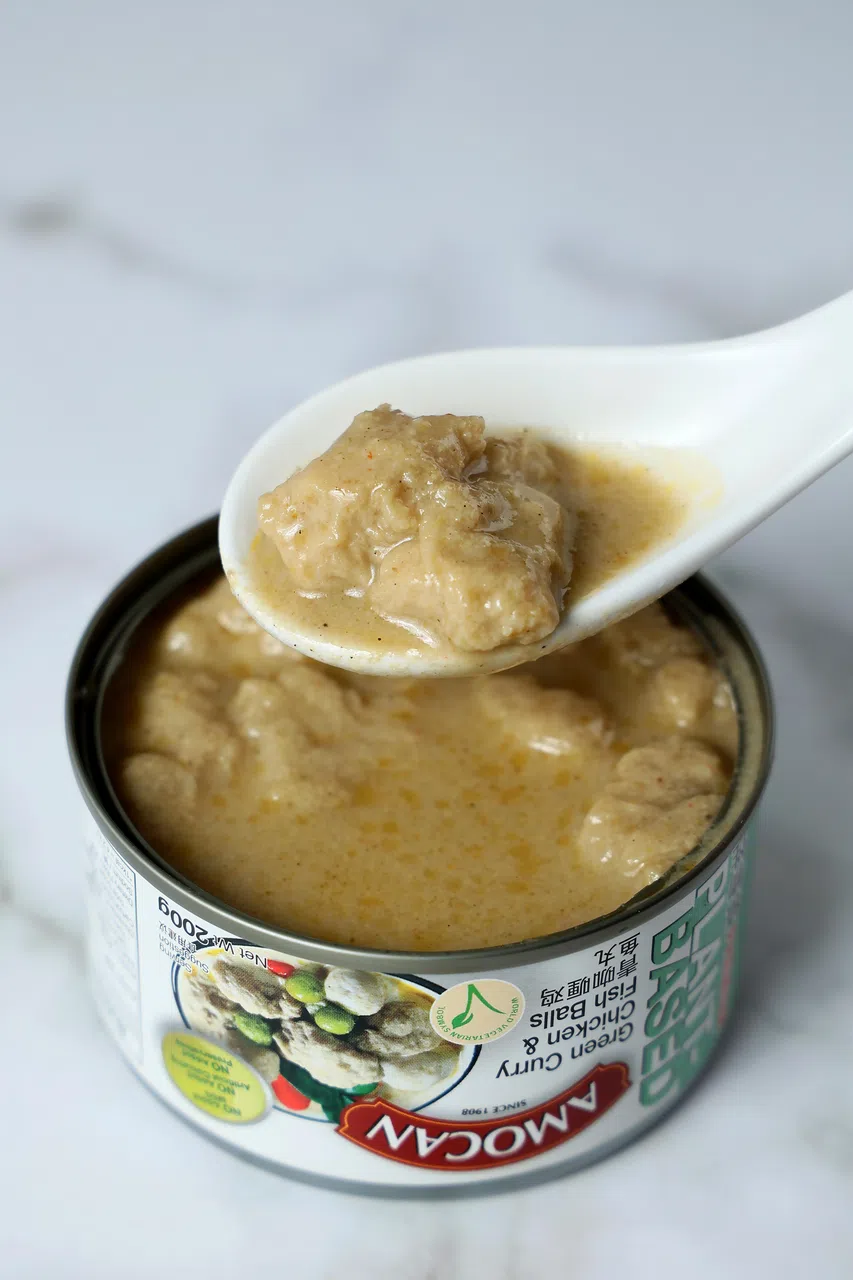 Amocan（植物性）青咖喱鸡鱼丸的钠含量低，而青咖喱本身十分开胃，适合搭配味道清淡的面条享用。（龙国雄摄）