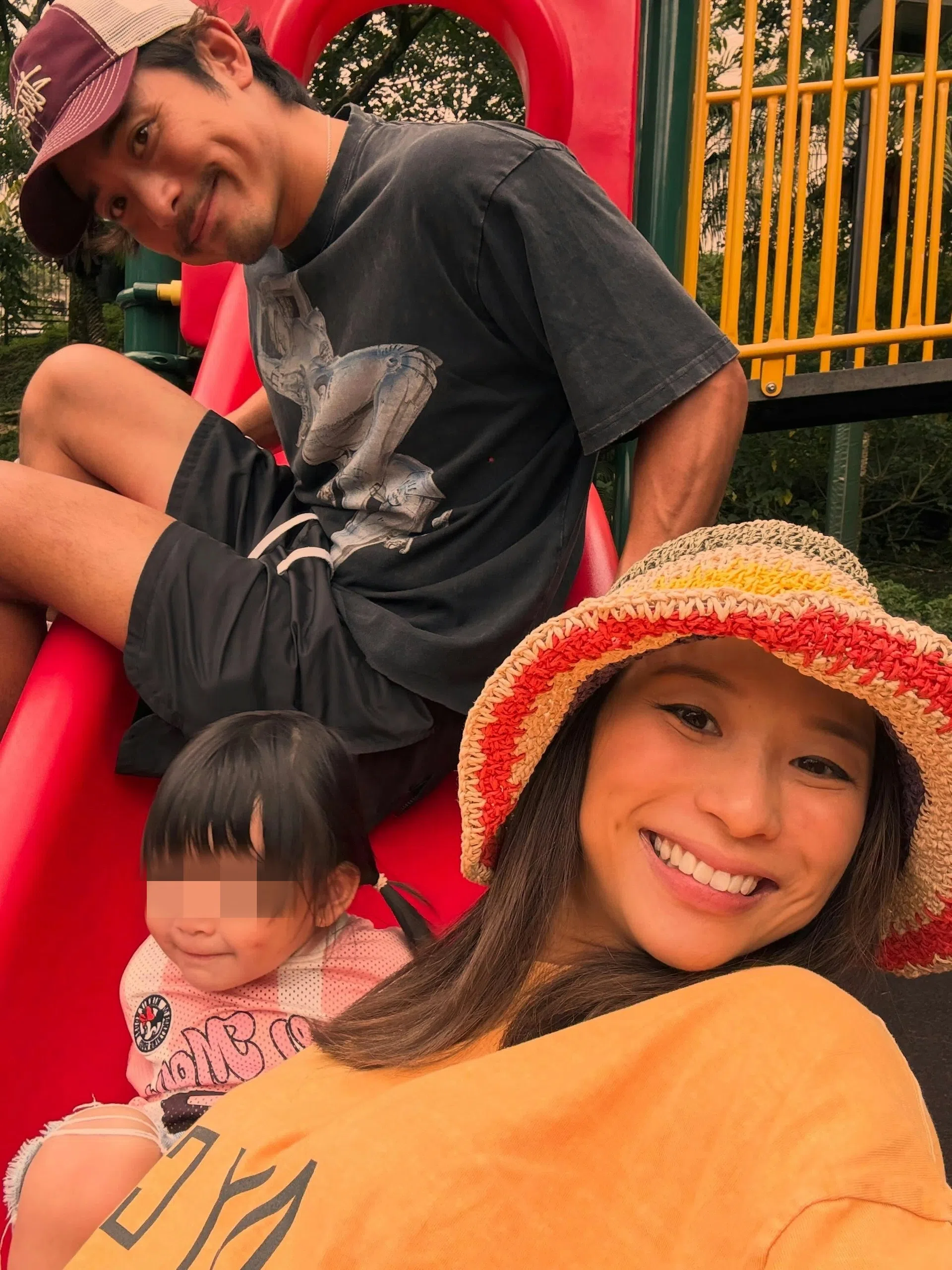 林德信（左）与拍拖逾五年的圈外女友Candace在2023年结婚，婚后育有女儿“林明”。（互联网）