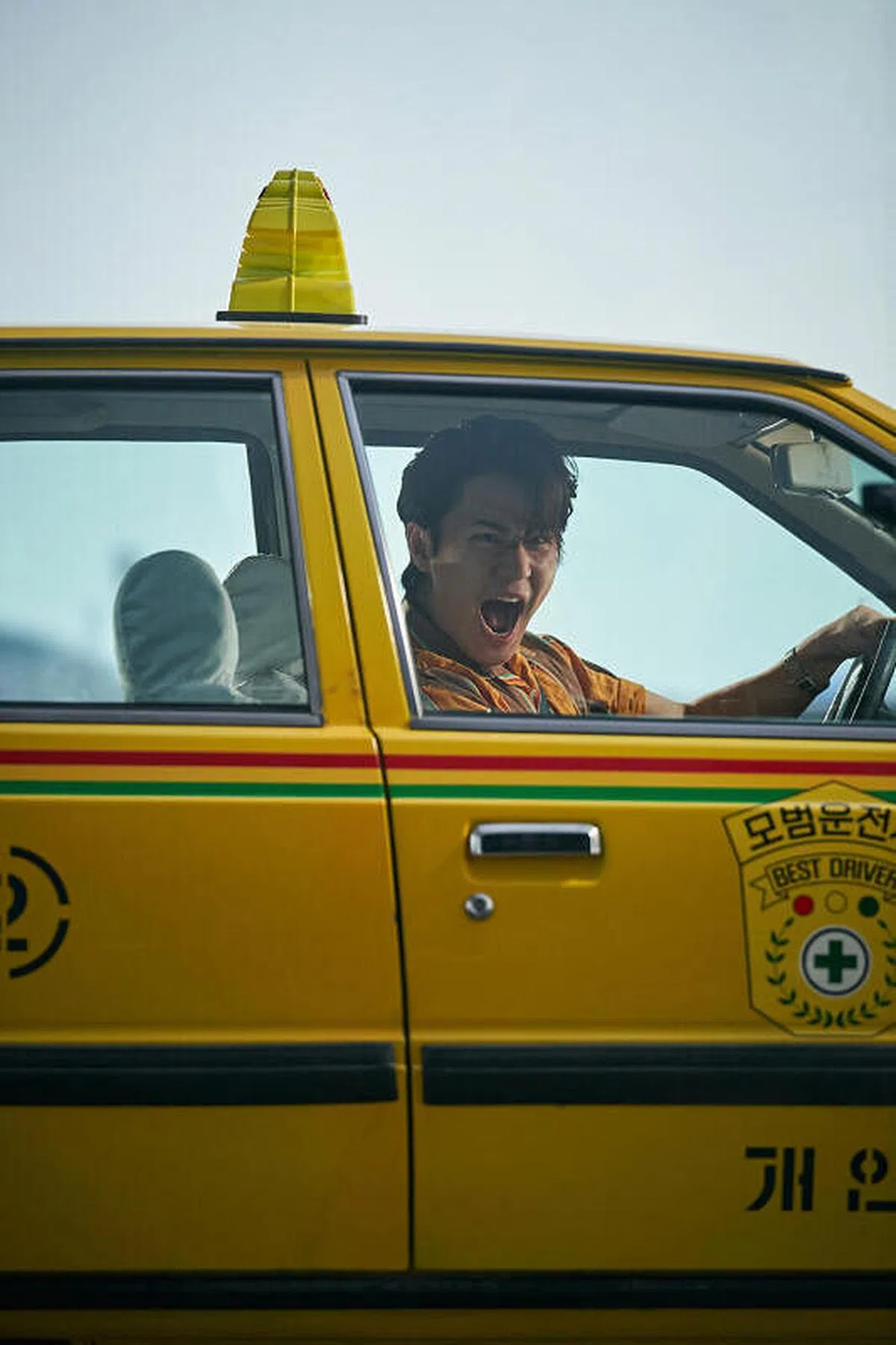 李奎炯片中开着一辆德士，他说爸爸以前就是开这款车，勾起他许多儿时回忆。（Netflix提供）