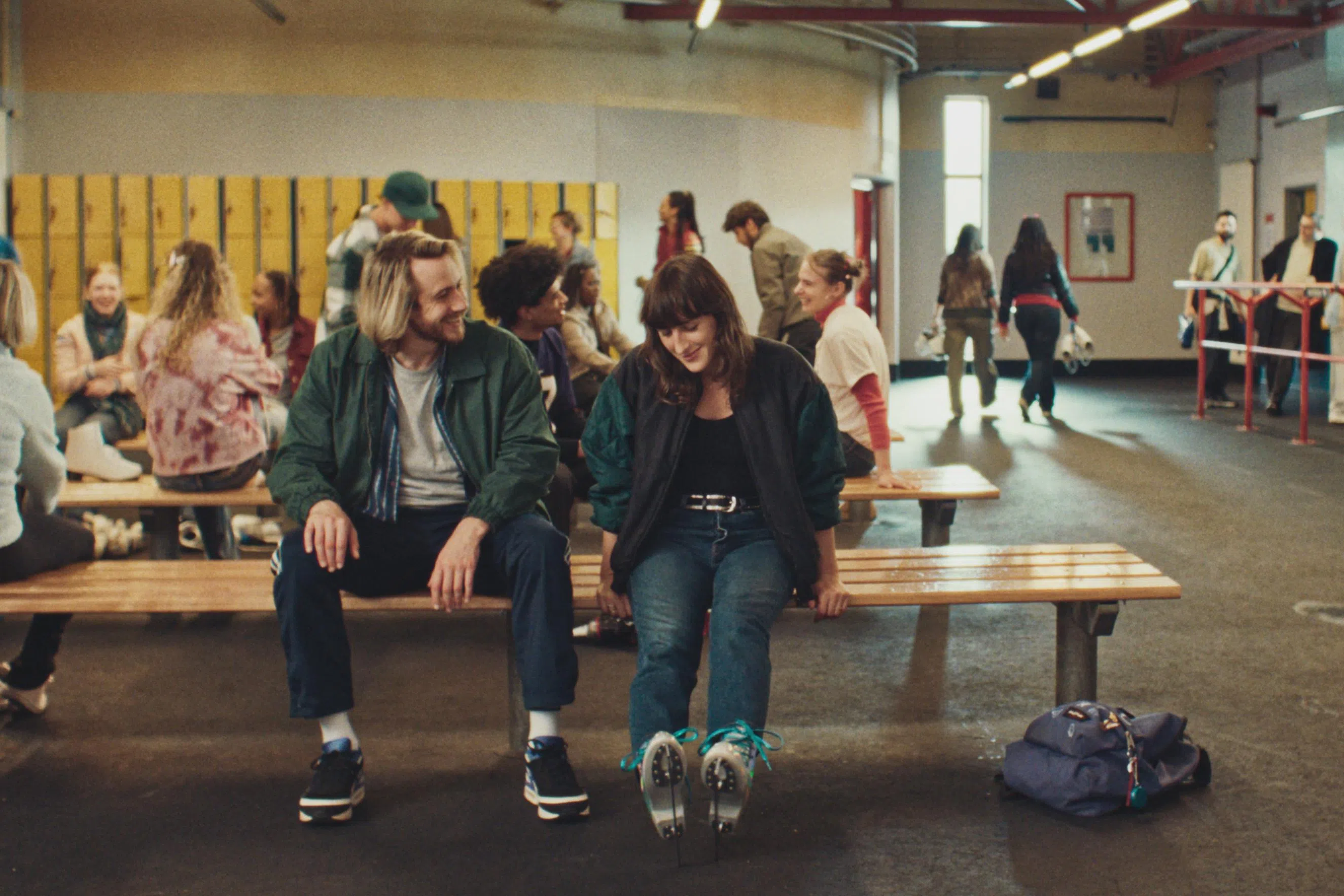 法国创作女歌手Juliette Armanet（右）是《起程之日》的主角。（邵氏机构提供）