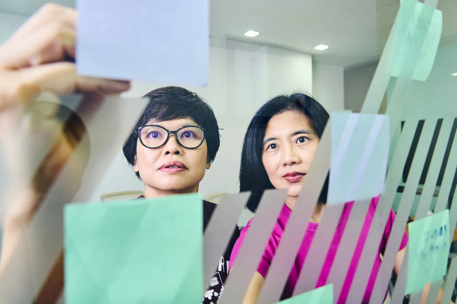 巾帼不让须眉，陈美玲（左）与庄美璇在科技领域携手共创，不断激发创新火花，越战越勇。（图/新报业媒体）