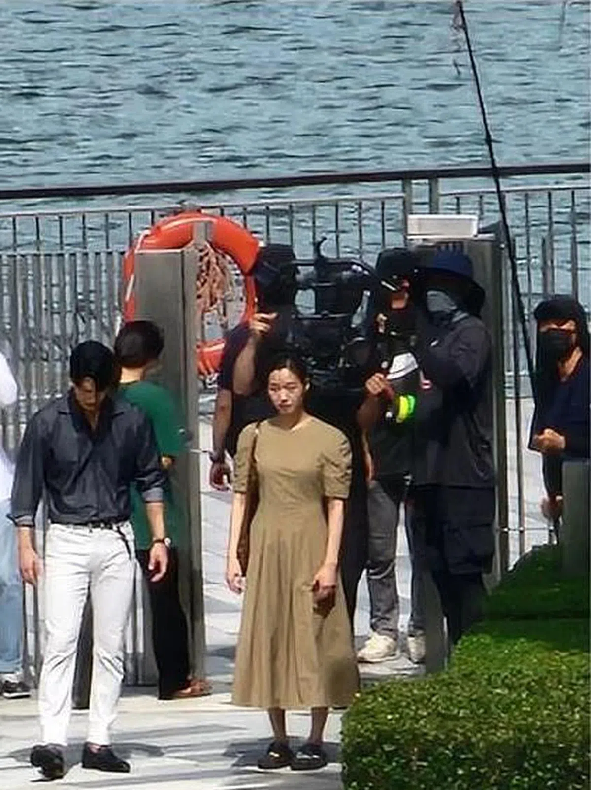 魏嘏隽（左）和金高银在炎热的天气下演出对手戏。（《海峡时报》照片）