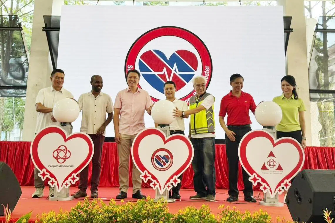 西海岸—裕廊西集选区、教育部长李智陞（中）为“安心护心计划”主持启动仪式。同台者是先驱区议员郑德源（左一），同为西海岸—裕廊西集选区议员的贺明医生（左二）、财政部兼人力部高级政务次长黄伟中（左三）、洪维能（右二）和吕思憓（右一），以及达曼裕廊社区紧急应策与参与委员会主席谢国强（右三）。（人民协会提供）