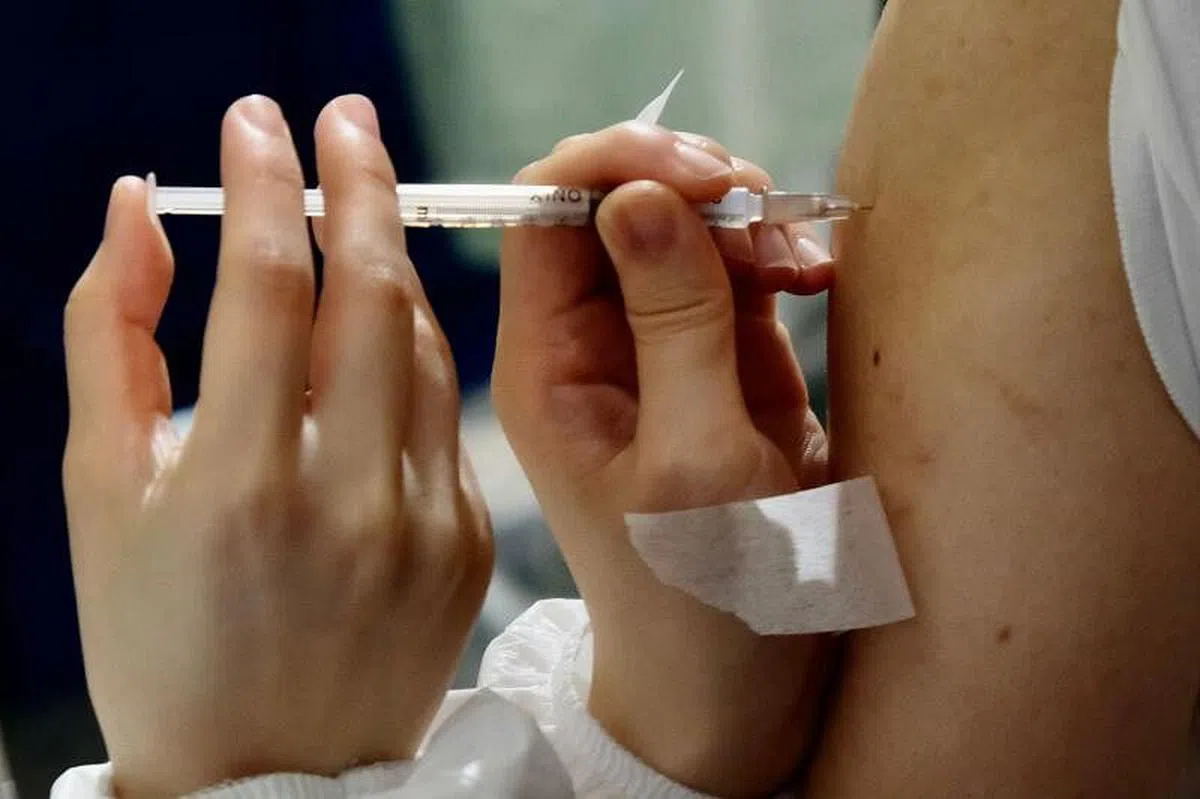 由于国际疫苗到货缓慢，到手211万剂，另有75万剂美国捐赠但不知何时送到，昨天接种人数下跌至1万2748人。（法新社）