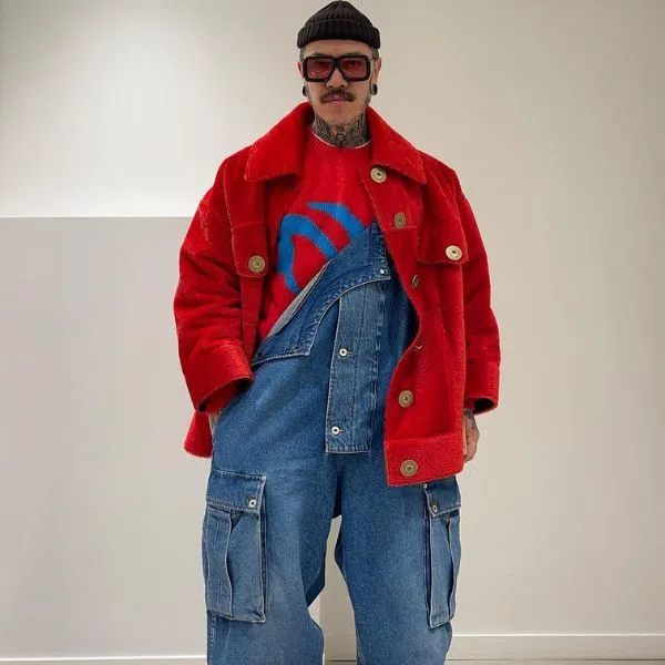 Moschino新创总亚皮欧拉扎来自南美洲，自少年时期恋上Comme des Garcons，开始疯狂收集这品牌的服饰，20岁到伦敦闯荡，拥有丰富多彩的创意人生。（互联网）