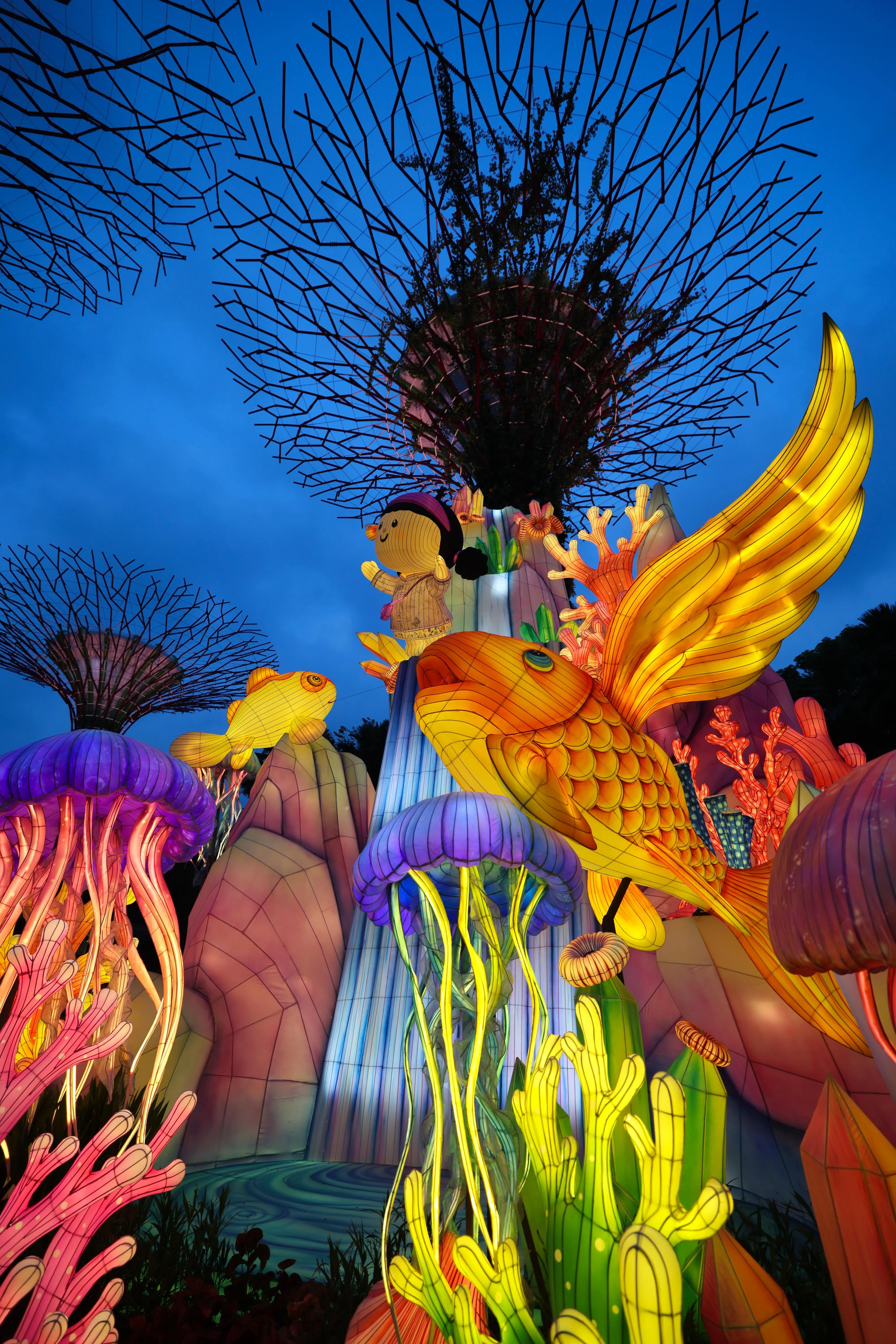 11米高的《幻彩瀑布》让瀑布之水与天空无缝接合，是此次最高的花灯。（张俊杰摄）