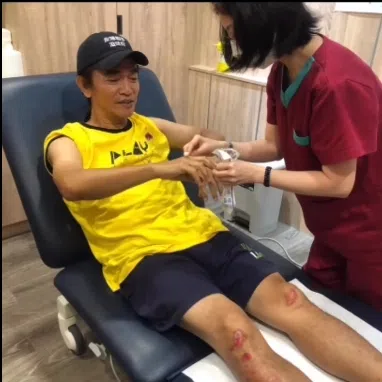 护士替吴宗宪处理伤口。（取自吴宗宪脸书）