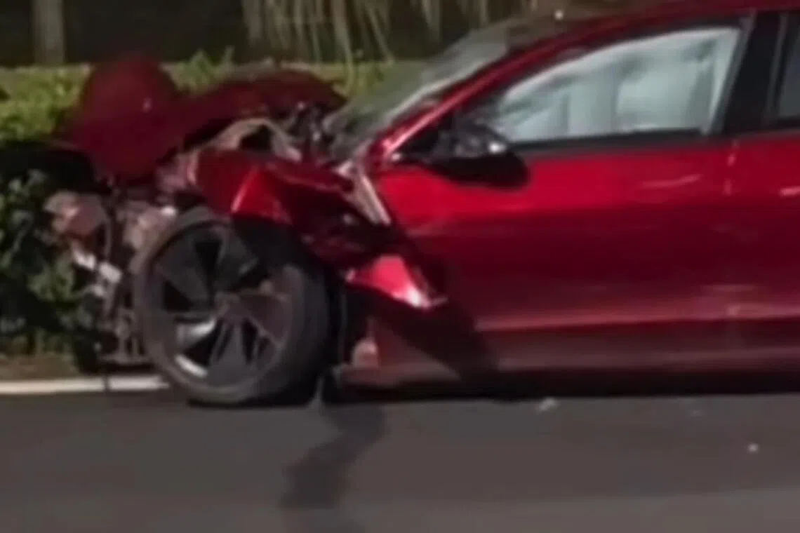 红色汽车受损停在路边。（取自脸书）