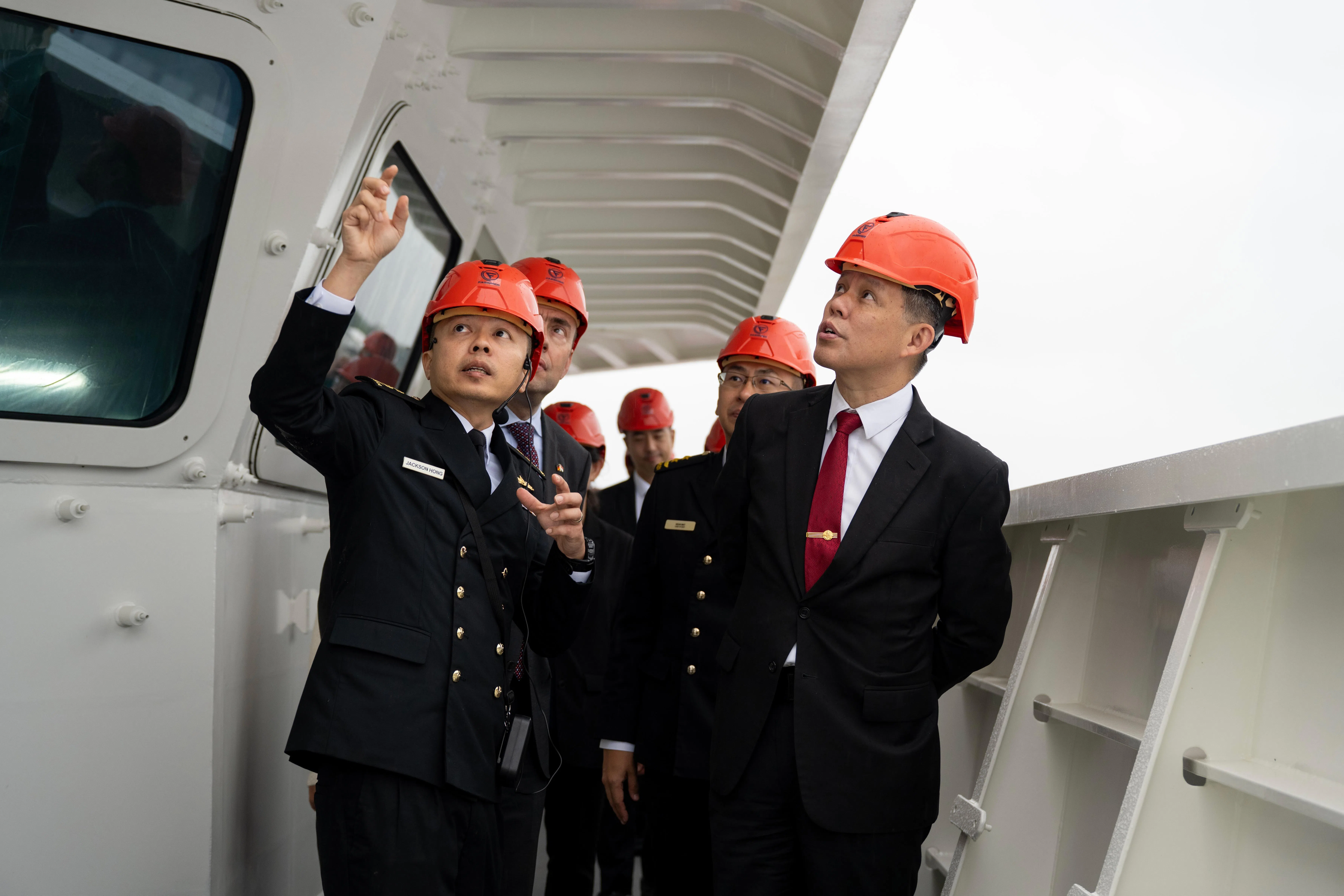 公共服务统筹部长兼国防部长陈振声（右一）登上“哨卫号”进行参观。（国防部提供）