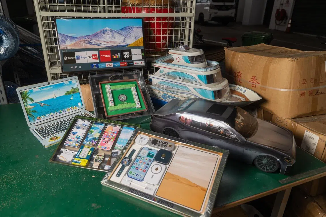 一些新颖和具创意的纸扎祭品包括平板电脑、附带串流服务的电视机、手机、智能手表、电子麻将桌和不同大小的游艇等。（吴先邦摄）