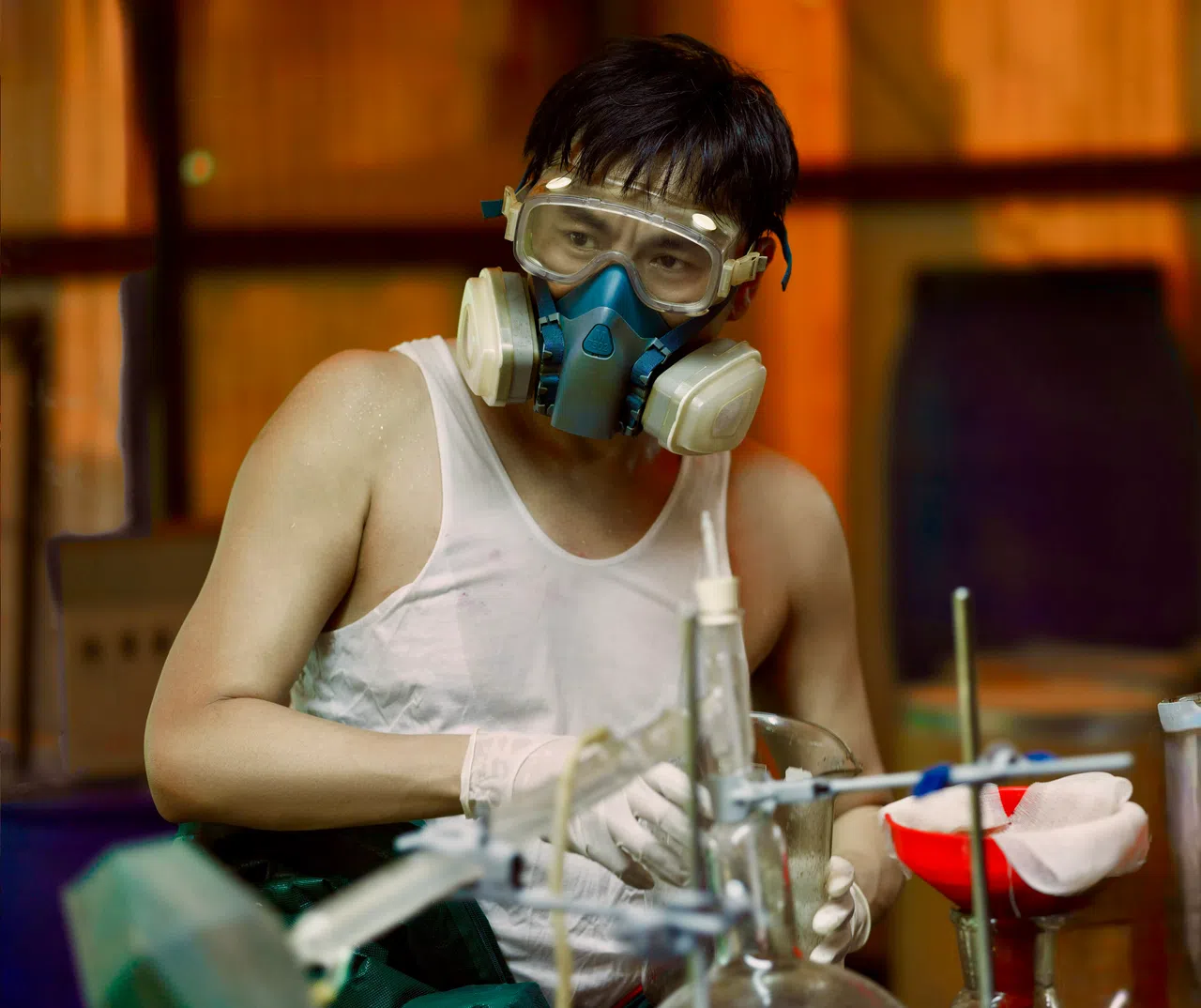 秦昊饰演的卢少骅一夜之间倾家荡产，无意中发现新型毒品冰毒能带来巨大的财富，而踏上制毒之路。（取自剧集微博）