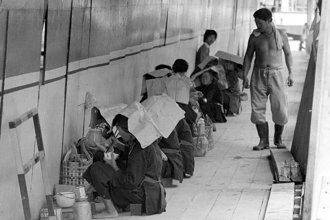 克罗士街附近的工地，1982年还可见红头巾在吃午餐小歇。（档案照片）