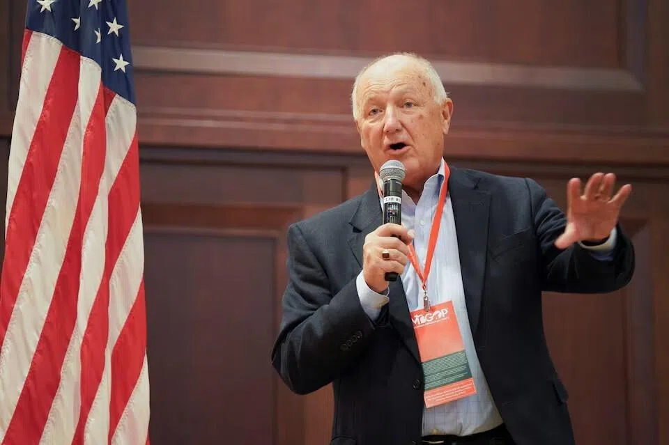 美国驻加拿大大使胡克斯特拉表示，华盛顿不会允许中国电动汽车从加拿大跨境输美。此前加拿大总理卡尼1月访华与北京达成协议，下调对此类车辆的关税。