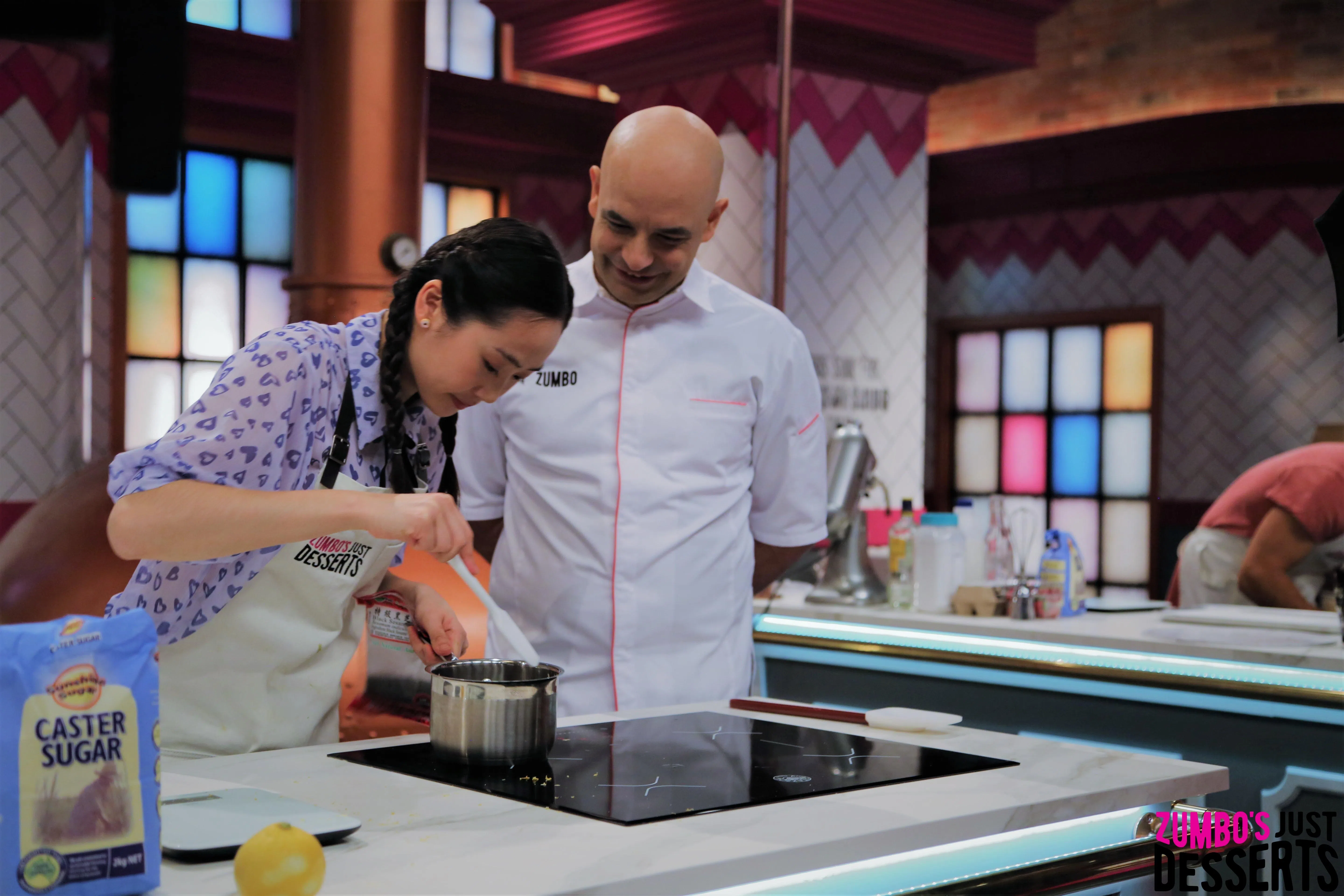 宗博担任“Zumbo’s Just Desserts”主持人，节目中的业余烘焙爱好者各展身手，以精致甜点作品争夺评委的青睐。（受访者提供）